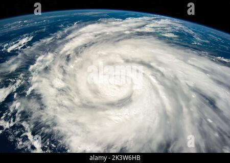 Uragano Ian dalla Stazione spaziale Internazionale il 26 settembre 2022, su Cuba e vicino al Golfo del Messico. Foto Stock