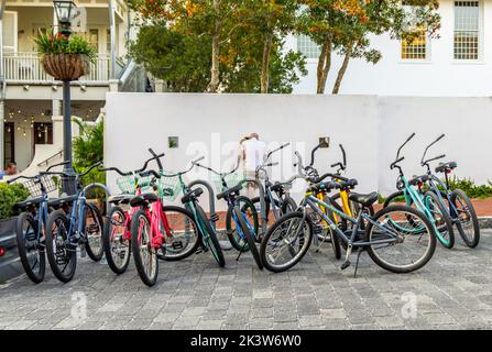 Un gruppo di biciclette parcheggiate a caso a Rosemary Beach, Florida Foto Stock