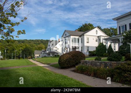 la scena suburbana in una giornata di sole con erba, gli alberi in una giornata cielo blu - vista strada passerella Foto Stock