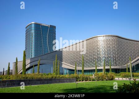 TASHKENT, UZBEKISTAN - 03 SETTEMBRE 2022: Primo piano del moderno Hilton Hotel. Tashkent, Uzbekistan Foto Stock