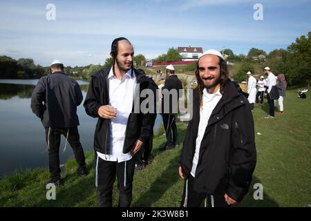 Uman, Ucraina. 26th Set, 2022. Durante la celebrazione si vedono pellegrini ebrei ultra-ortodossi. Ogni anno, migliaia di ebrei hassidici ortodossi di Bratslav provenienti da diversi paesi si riuniscono in Uman per segnare Rosh Hashanah, anno nuovo ebraico, vicino alla tomba di Rabbi Nachman, un bisnonno del fondatore di Hasidim. (Foto di Oleksii Chumachenko/SOPA Image/Sipa USA) Credit: Sipa USA/Alamy Live News Foto Stock