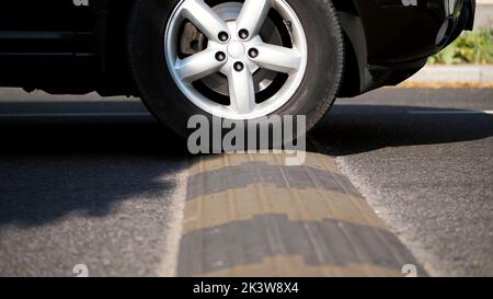 Primo piano, le auto attraversano un sistema di ritenuta speciale sulla strada, urto di sicurezza stradale su una strada asfaltata,. Foto di alta qualità Foto Stock