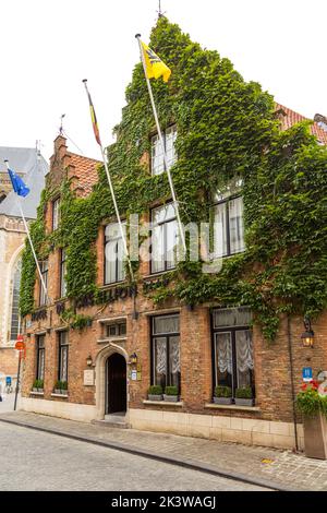 Bruges, Belgio - 18 agosto 2018: Vista degli edifici storici di Bruges, la capitale e la città più grande della provincia delle Fiandre Occidentali. Foto Stock