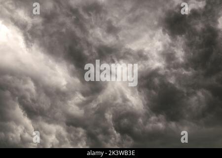 Nuvole scure sfondo prima di temporale Foto Stock