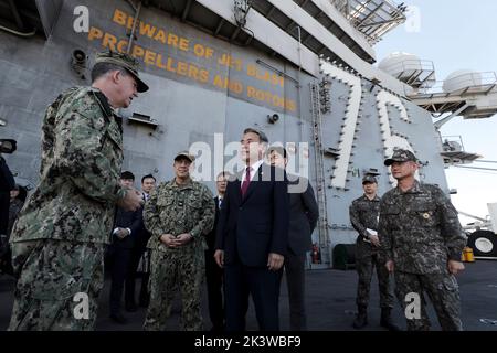 24 settembre, 2022-Busan, Corea del Sud-Lee Jong SUP del Ministro della Difesa sudcoreano(L) e dell'ammiraglio della Marina statunitense Michael Donnelly parlando sul ponte principale al CVN-76 USS Ronald Reagan a Busan, Corea del Sud. Foto Stock