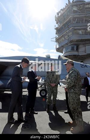 24 settembre, 2022-Busan, Corea del Sud-Lee Jong SUP del Ministro della Difesa sudcoreano(L) e dell'ammiraglio della Marina statunitense Michael Donnelly parlando sul ponte principale al CVN-76 USS Ronald Reagan a Busan, Corea del Sud. Foto Stock