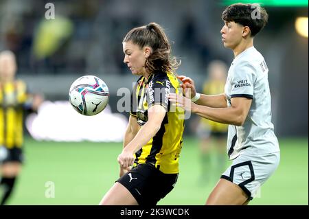 Göteborg 20220928Häckens Paulines Hammarlunds och Paris Elisa De Almeida Under kvalmatchen till UEFA Women's Champions League, andra omgången, andra matchen mellan BK Häcken FF och Paris Saint-Germain på Hisingen Arena på onsdagskvällen. Foto: Adam IHSE / TT / kod 9200 Foto Stock