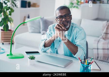 Ritratto di un bell'uomo d'affari intelligente che lavora da casa utilizzando un notebook wireless per ottimizzare i sistemi di sicurezza del monitor Foto Stock
