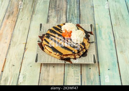 Si tratta di una torta piatta, rotonda, salata o dolce, la cui pasta contiene latte e viene lievitata. A volte può anche includere spezie, essenze o estratti di wit Foto Stock