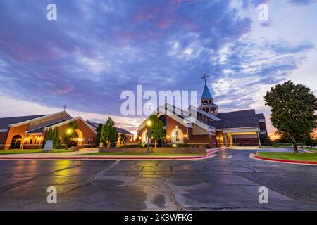 Vista al crepuscolo della chiesa cattolica di St Monica a Edmond, Oklahoma Foto Stock