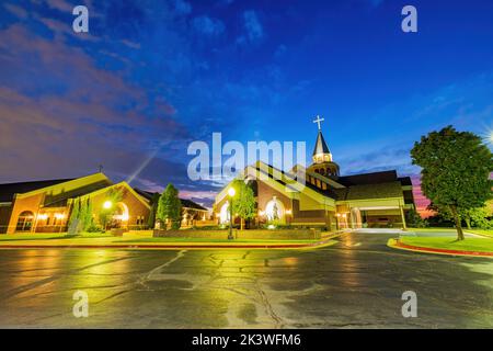 Vista al crepuscolo della chiesa cattolica di St Monica a Edmond, Oklahoma Foto Stock