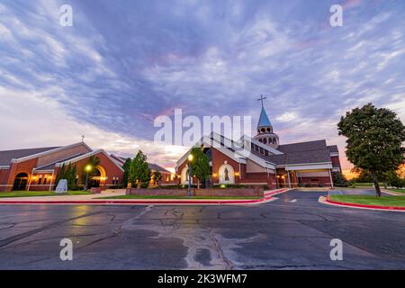 Vista al crepuscolo della chiesa cattolica di St Monica a Edmond, Oklahoma Foto Stock