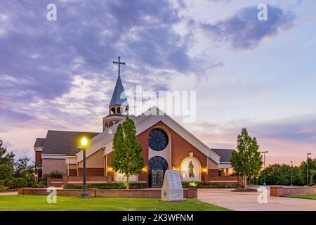 Vista al crepuscolo della chiesa cattolica di St Monica a Edmond, Oklahoma Foto Stock