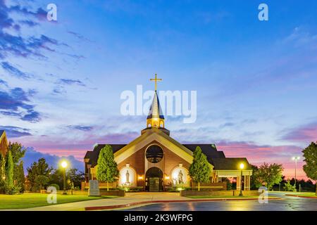 Vista al crepuscolo della chiesa cattolica di St Monica a Edmond, Oklahoma Foto Stock