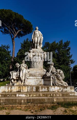 Uno scatto verticale del Monumento a Goethe su sfondo cielo blu a Roma, Italia Foto Stock