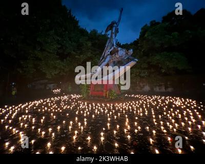 Quezon City, Filippine. 20th Set, 2022. Circa 3.000 candele che rappresentano la gente che è stata uccisa brutalmente durante la legge marziale illumina il santuario 'Bantayog ng mga Bayani' a Quezon City durante la commemorazione 50th della dichiarazione di legge marziale nelle Filippine a Quezon City, Filippine il 20 settembre 2022. (Foto di Sherbien Dacalanio/Pacific Press/Sipa USA) Credit: Sipa USA/Alamy Live News Foto Stock