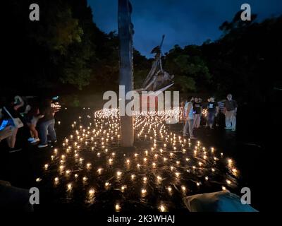 Quezon City, Filippine. 20th Set, 2022. Circa 3.000 candele che rappresentano la gente che è stata uccisa brutalmente durante la legge marziale illumina il santuario 'Bantayog ng mga Bayani' a Quezon City durante la commemorazione 50th della dichiarazione di legge marziale nelle Filippine a Quezon City, Filippine il 20 settembre 2022. (Foto di Sherbien Dacalanio/Pacific Press/Sipa USA) Credit: Sipa USA/Alamy Live News Foto Stock