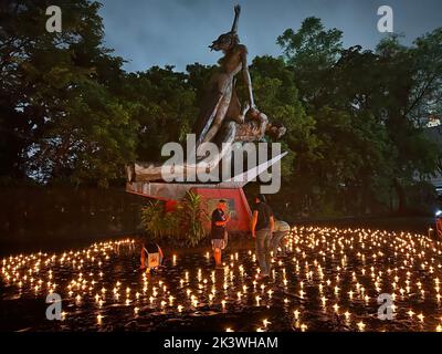 Quezon City, Filippine. 20th Set, 2022. Circa 3.000 candele che rappresentano la gente che è stata uccisa brutalmente durante la legge marziale illumina il santuario 'Bantayog ng mga Bayani' a Quezon City durante la commemorazione 50th della dichiarazione di legge marziale nelle Filippine a Quezon City, Filippine il 20 settembre 2022. (Foto di Sherbien Dacalanio/Pacific Press/Sipa USA) Credit: Sipa USA/Alamy Live News Foto Stock