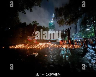 Quezon City, Filippine. 20th Set, 2022. Circa 3.000 candele che rappresentano la gente che è stata uccisa brutalmente durante la legge marziale illumina il santuario 'Bantayog ng mga Bayani' a Quezon City durante la commemorazione 50th della dichiarazione di legge marziale nelle Filippine a Quezon City, Filippine il 20 settembre 2022. (Foto di Sherbien Dacalanio/Pacific Press/Sipa USA) Credit: Sipa USA/Alamy Live News Foto Stock