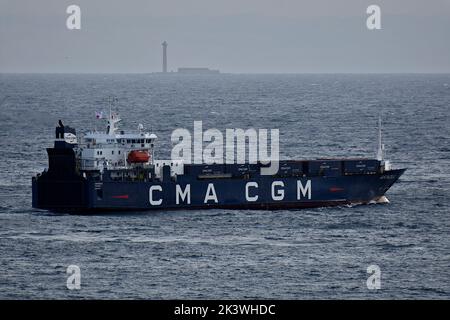 Marsiglia, Francia. 28th Set, 2022. Vista generale dell'Annoul in partenza da Marsiglia. Nave RO-ro noleggiata dalla CMA-CGM, l'Aknoul lasciò il porto di Marsiglia per la Romania con il più grande carico francese mai spedito in Ucraina dall'inizio della guerra. (Foto di Gerard Bottino/SOPA Images/Sipa USA) Credit: Sipa USA/Alamy Live News Foto Stock