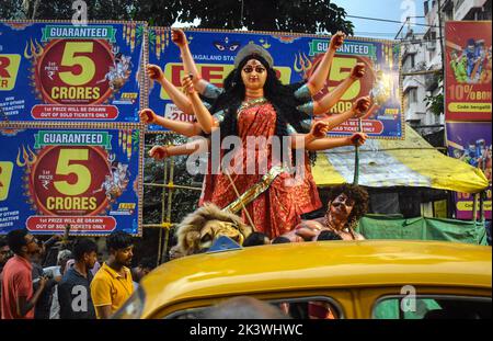 Kolkata, India. 24th Set, 2022. (9/24/2022) operai che tirano idoli di Durga, per essere trasportati su un camion ad un pandal, o ad una piattaforma temporanea, per l'imminente festival di Durga Puja a Kolkata. (Foto di Sudipta Das/Pacific Press/Sipa USA) Credit: Sipa USA/Alamy Live News Foto Stock