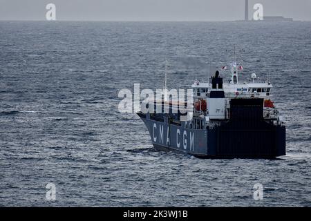 Marsiglia, Francia. 28th Set, 2022. Vista generale dell'Annoul in partenza da Marsiglia. Nave RO-ro noleggiata dalla CMA-CGM, l'Aknoul lasciò il porto di Marsiglia per la Romania con il più grande carico francese mai spedito in Ucraina dall'inizio della guerra. (Credit Image: © Gerard Bottino/SOPA Images via ZUMA Press Wire) Foto Stock