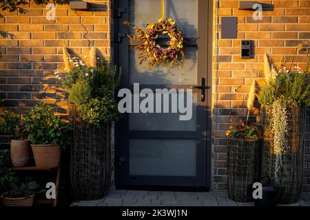 Ingresso della casa di campagna splendidamente decorato Foto Stock