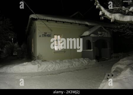 Stazione ferroviaria Pyayve Пяйве sul servizio ferroviario passeggeri più a nord del mondo tra Murmansk e Nikel nella notte polare con alberi coperti di ghiaccio Foto Stock