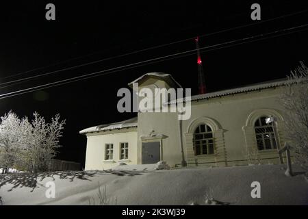 Stazione ferroviaria Pyayve Пяйве sul servizio ferroviario passeggeri più a nord del mondo tra Murmansk e Nikel nella notte polare con alberi coperti di ghiaccio Foto Stock