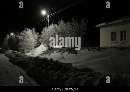 Stazione ferroviaria Pyayve sul servizio ferroviario passeggeri più a nord del mondo tra Murmansk e Nikel nella notte polare con alberi coperti di ghiaccio Foto Stock