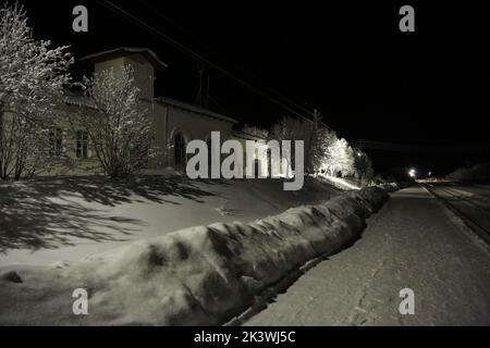 Stazione ferroviaria Pyayve Пяйве sul servizio ferroviario passeggeri più a nord del mondo tra Murmansk e Nikel nella notte polare con alberi coperti di ghiaccio Foto Stock