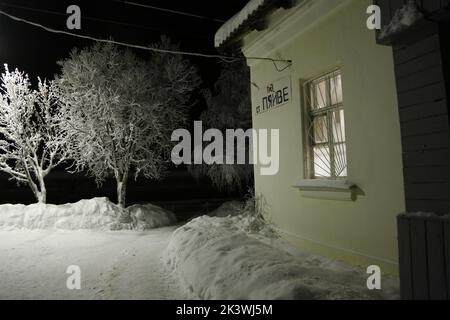 Stazione ferroviaria Pyayve Пяйве sul servizio ferroviario passeggeri più a nord del mondo tra Murmansk e Nikel nella notte polare con alberi coperti di ghiaccio Foto Stock