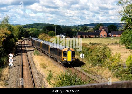 West Midlands Railway classe 172 diesel in avvicinamento ad Edstone Aqueduct, Bearley, Warwickshire, Inghilterra, Regno Unito Foto Stock