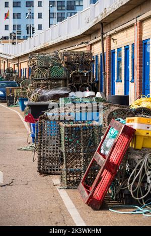 Il lato del porto nella cittadina costiera dello Yorkshire di Bridlington, East Yorkshire, con le pentole di aragosta, le reti da pesca e le attrezzature Foto Stock