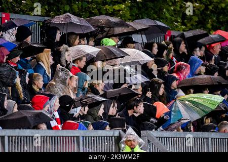 DUIVENDRECHT, PAESI BASSI - 28 SETTEMBRE: Tifosi sostenitori con ombrelli a causa della pioggia durante la partita di qualificazione della UEFA Women's Champions League tra Ajax Amsterdam e FC Arsenal a De Toekomst il 28 settembre 2022 a Duivendrecht, Paesi Bassi (Foto di Jan Mulder/Orange Pictures) Foto Stock