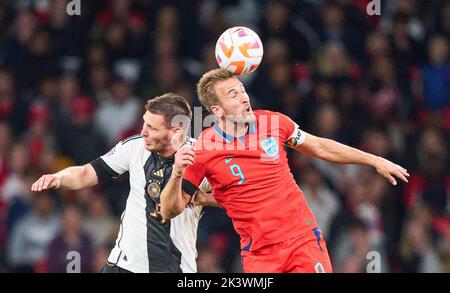 Niklas Süle, DFB 15 competono per la palla, combattendo, duello, header, zweikampf, Azione, lotta contro Harry KANE, Inghilterra 9 nella partita della UEFA Nations League 2022 INGHILTERRA - GERMANIA nella stagione 2022/2023 il 26 settembre 2022 a Londra, Gran Bretagna. © Peter Schatz / Alamy Live News Foto Stock