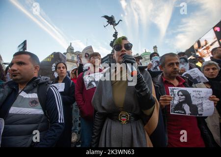 Londra, Inghilterra, Regno Unito. 28th Set, 2022. Migliaia di palcoscenico di protesta a Piccadilly Circus per Mahsa Amini che è stato ucciso dalla polizia morale in Iran dopo essere stato arrestato per violazione hijab indossare le leggi. (Credit Image: © Tayfun Salci/ZUMA Press Wire) Credit: ZUMA Press, Inc./Alamy Live News Foto Stock