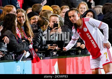 DUIVENDRECHT, PAESI BASSI - 28 SETTEMBRE: Romee Leuchter di Ajax con i tifosi durante la partita di qualificazione della UEFA Women's Champions League tra Ajax Amsterdam e FC Arsenal a De Toekomst il 28 settembre 2022 a Duivendrecht, Paesi Bassi (Foto di Jan Mulder/Orange Pictures) Foto Stock