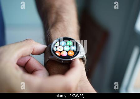 Granada, Andalusia, Spagna - 28 settembre 2022: Uomo che utilizza lo schermo app del nuovo Samsung Watch 5 Pro. Foto Stock