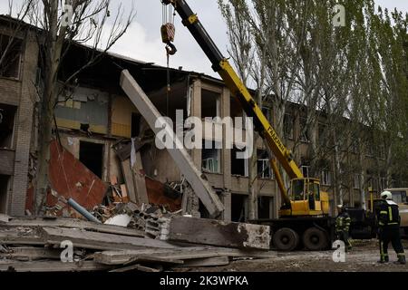 Mykolaivka, Ucraina. 28th Set, 2022. I soccorritori lavorano in un sito di una scuola superiore che è stato gravemente danneggiato dalla conchiglie russa a Mykolaivka. Dmitry Peskov, segretario stampa del presidente russo, ha dichiarato che la Russia continuerà la guerra anche dopo che saranno stati condotti referendum sham, e che avrà lo scopo di occupare l'intero territorio di Donetsk Oblast. (Foto di Andriy Andriyenko/SOPA Images/Sipa USA) Credit: Sipa USA/Alamy Live News Foto Stock