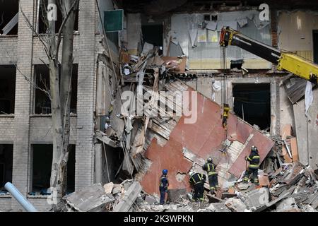 Mykolaivka, Ucraina. 28th Set, 2022. I soccorritori lavorano in un sito di una scuola superiore che è stato gravemente danneggiato dalla conchiglie russa a Mykolaivka. Dmitry Peskov, segretario stampa del presidente russo, ha dichiarato che la Russia continuerà la guerra anche dopo che saranno stati condotti referendum sham, e che avrà lo scopo di occupare l'intero territorio di Donetsk Oblast. (Foto di Andriy Andriyenko/SOPA Images/Sipa USA) Credit: Sipa USA/Alamy Live News Foto Stock