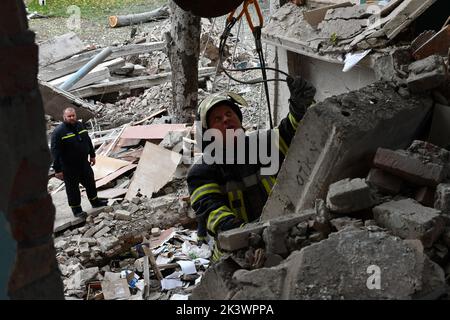 Mykolaivka, Ucraina. 28th Set, 2022. I soccorritori lavorano in un sito di una scuola superiore che è stato gravemente danneggiato dalla conchiglie russa a Mykolaivka. Dmitry Peskov, segretario stampa del presidente russo, ha dichiarato che la Russia continuerà la guerra anche dopo che saranno stati condotti referendum sham, e che avrà lo scopo di occupare l'intero territorio di Donetsk Oblast. (Foto di Andriy Andriyenko/SOPA Images/Sipa USA) Credit: Sipa USA/Alamy Live News Foto Stock