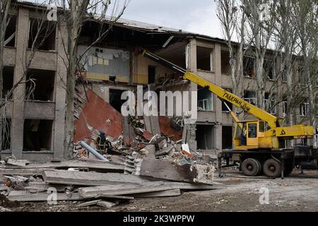 Mykolaivka, Ucraina. 28th Set, 2022. I soccorritori lavorano in un sito di una scuola superiore che è stato gravemente danneggiato dalla conchiglie russa a Mykolaivka. Dmitry Peskov, segretario stampa del presidente russo, ha dichiarato che la Russia continuerà la guerra anche dopo che saranno stati condotti referendum sham, e che avrà lo scopo di occupare l'intero territorio di Donetsk Oblast. (Foto di Andriy Andriyenko/SOPA Images/Sipa USA) Credit: Sipa USA/Alamy Live News Foto Stock