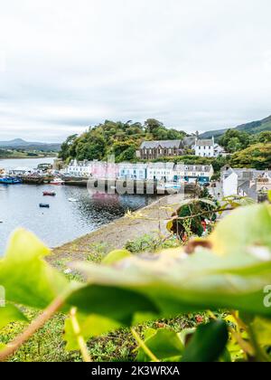 Case dipinte di Portree, una città e capitale dell'isola di Skye nelle Ebridi interne della Scozia Foto Stock