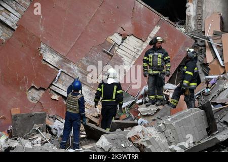 Mykolaivka, Donetsk, Ucraina. 28th Set, 2022. I soccorritori lavorano in un sito di una scuola superiore che è stato gravemente danneggiato dalla conchiglie russa a Mykolaivka. Dmitry Peskov, segretario stampa del presidente russo, ha dichiarato che la Russia continuerà la guerra anche dopo che saranno stati condotti referendum sham, e che avrà lo scopo di occupare l'intero territorio di Donetsk Oblast. (Credit Image: © Andriy Andriyenko/SOPA Images via ZUMA Press Wire) Credit: ZUMA Press, Inc./Alamy Live News Foto Stock