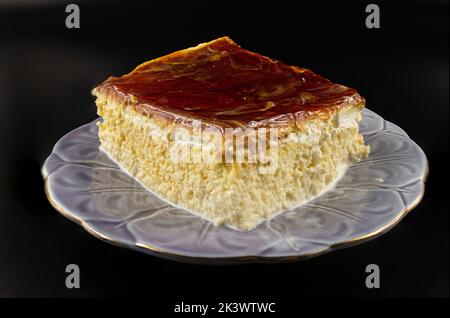 Torta Tres leches. Trilece in turco. Tre torta al caramello al latte. Messa a fuoco selettiva Foto Stock