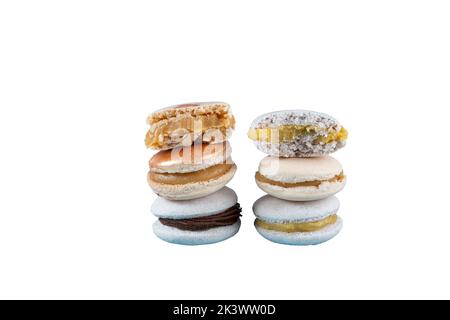 Primo piano di una pila di macaron ripieni di ganache al cioccolato, dulce de leche e crema al frutto della passione sfondo bianco. Foto Stock