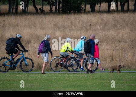 Un gruppo di persone in bicicletta e a piedi sul percorso da Bridlington a Sewerby nello Yorkshire orientale Foto Stock