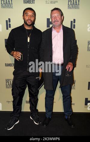 Troy Deeney (a sinistra) e Steven Knight che assistono alla notte di apertura dei rompicapo di Rambert: La Redenzione di Thomas Shelby, all'Ippodromo di Birmingham. Data immagine: Martedì 27 settembre 2022. Foto Stock