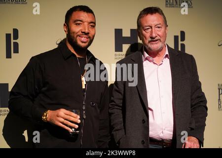 Troy Deeney (a sinistra) e Steven Knight che assistono alla notte di apertura dei rompicapo di Rambert: La Redenzione di Thomas Shelby, all'Ippodromo di Birmingham. Data immagine: Martedì 27 settembre 2022. Foto Stock